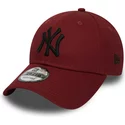 casquette-courbee-rouge-ajustable-avec-logo-noir-9forty-essential-new-york-yankees-mlb-new-era
