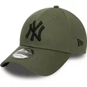 casquette-courbee-verte-ajustable-avec-logo-noir-9forty-essential-new-york-yankees-mlb-new-era