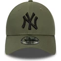 casquette-courbee-verte-ajustable-avec-logo-noir-9forty-essential-new-york-yankees-mlb-new-era