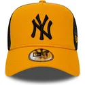 casquette-trucker-orange-avec-logo-noir-league-essential-a-frame-new-york-yankees-mlb-new-era