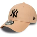 casquette-courbee-rose-claire-ajustable-avec-logo-noir-9forty-league-essential-new-york-yankees-mlb-new-era