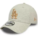 casquette-courbee-beige-avec-logo-dore-9forty-pull-essential-los-angeles-dodgers-mlb-new-era