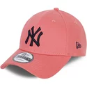 casquette-courbee-rose-ajustable-avec-logo-noir-9forty-league-essential-new-york-yankees-mlb-new-era