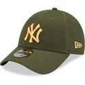 casquette-courbee-verte-ajustable-avec-logo-orange-9forty-league-essential-new-york-yankees-mlb-new-era