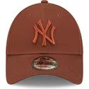 casquette-courbee-marron-ajustable-avec-logo-marron-9forty-league-essential-new-york-yankees-mlb-new-era