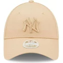 casquette-courbee-beige-ajustable-pour-femme-avec-logo-beige-9forty-league-essential-new-york-yankees-mlb-new-era