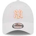 casquette-courbee-blanche-ajustable-avec-logo-orange-9forty-neon-outline-new-york-yankees-mlb-new-era