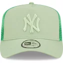 casquette-trucker-verte-claire-avec-logo-vert-a-frame-tonal-mesh-new-york-yankees-mlb-new-era