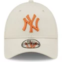 casquette-courbee-beige-ajustable-avec-logo-orange-9forty-league-essential-new-york-yankees-mlb-new-era