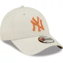 casquette-courbee-beige-ajustable-avec-logo-orange-9forty-league-essential-new-york-yankees-mlb-new-era