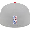 casquette-plate-grise-et-rouge-ajustee-59fifty-draft-edition-2023-chicago-bulls-nba-new-era