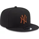 casquette-plate-noire-snapback-avec-logo-marron-9fifty-league-essential-new-york-yankees-mlb-new-era
