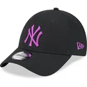 casquette-courbee-noire-ajustable-avec-logo-violet-9forty-league-essential-new-york-yankees-mlb-new-era