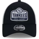 casquette-trucker-bleue-marine-et-blanche-9forty-stretch-snap-tab-new-york-yankees-mlb-new-era