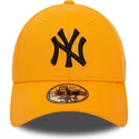 casquette-courbee-orange-ajustable-avec-logo-noir-9forty-league-essential-new-york-yankees-mlb-new-era