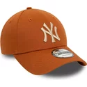 casquette-courbee-marron-ajustable-avec-logo-beige-9forty-league-essential-new-york-yankees-mlb-new-era