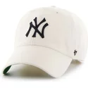 casquette-courbee-blanche-avec-logo-noir-creme-new-york-yankees-mlb-clean-up-47-brand