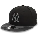 casquette-plate-noire-snapback-avec-logo-grise-pour-enfant-9fifty-contrast-new-york-yankees-mlb-new-era