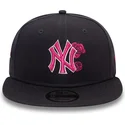 casquette-plate-bleue-marine-snapback-avec-logo-rose-9fifty-seasonal-flower-new-york-yankees-mlb-new-era