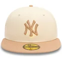 casquette-plate-beige-et-marron-ajustee-59fifty-side-patch-new-york-yankees-mlb-new-era