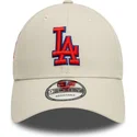 casquette-courbee-beige-ajustable-avec-logo-rouge-9forty-side-patch-los-angeles-dodgers-mlb-new-era