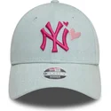 casquette-courbee-bleue-claire-ajustable-pour-femme-avec-logo-rose-9forty-denim-icon-heart-new-york-yankees-mlb-new-era