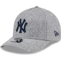 casquette-courbee-grise-snapback-avec-logo-bleu-marine-9forty-m-crown-a-frame-cotton-weave-new-york-yankees-mlb-new-era