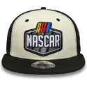 casquette-trucker-plate-beige-et-noire-9fifty-classics-logo-nascar-new-era