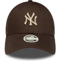 casquette-courbee-marron-ajustable-pour-femme-avec-logo-beige-9forty-league-essential-new-york-yankees-mlb-new-era