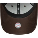 casquette-courbee-marron-ajustable-pour-femme-avec-logo-beige-9forty-league-essential-new-york-yankees-mlb-new-era