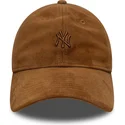 casquette-courbee-marron-ajustable-avec-logo-marron-9twenty-suede-new-york-yankees-mlb-new-era