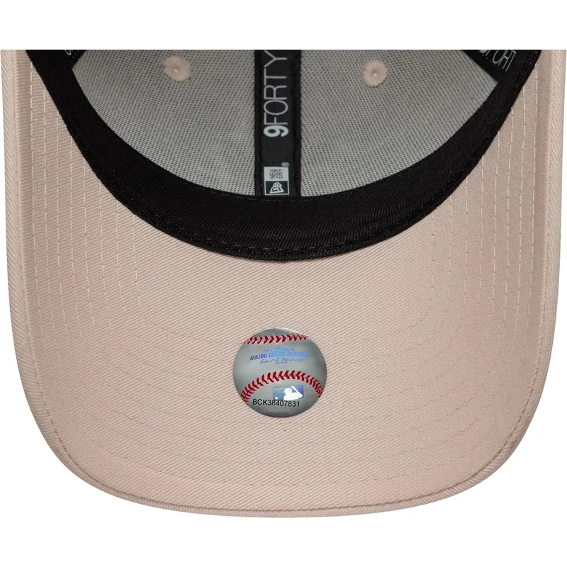 casquette-courbee-rose-ajustable-avec-logo-rose-pour-femme-9forty-metallic-logo-new-york-yankees-mlb-new-era