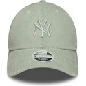 casquette-courbee-verte-claire-ajustable-avec-logo-vert-pour-femme-9forty-m-crown-pastel-cord-new-york-yankees-mlb-new-era