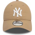 casquette-courbee-marron-claire-ajustable-9twenty-league-essential-new-york-yankees-mlb-new-era