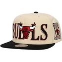 casquette-plate-noire-et-beige-snapback-across-the-board-chicago-bulls-nba-mitchell-ness