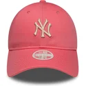casquette-courbee-rose-ajustable-avec-logo-beige-pour-femme-9twenty-league-essential-midi-new-york-yankees-mlb-new-era