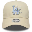 casquette-trucker-beige-avec-logo-bleu-pour-femme-9forty-a-frame-floral-los-angeles-dodgers-mlb-new-era