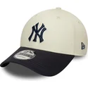 casquette-courbee-beige-et-bleue-marine-ajustable-avec-logo-bleu-marine-9forty-world-series-new-york-yankees-mlb-new-era