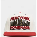 casquette-plate-beige-et-rouge-snapback-nysky-skylines-the-snap-homenage
