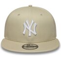 casquette-plate-beige-snapback-avec-logo-blanc-9fifty-league-essential-new-york-yankees-mlb-new-era