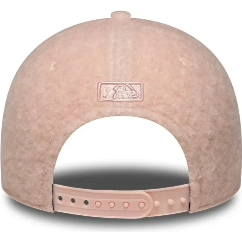 casquette-courbee-rose-snapback-pour-femme-avec-logo-rose-9forty-m-crown-winter-borg-new-york-yankees-mlb-new-era casquette-courbee-rose-snapback-pour-femme-avec-logo-rose-9forty-m-crown-winter-borg-new-york-yankees-mlb-new-era