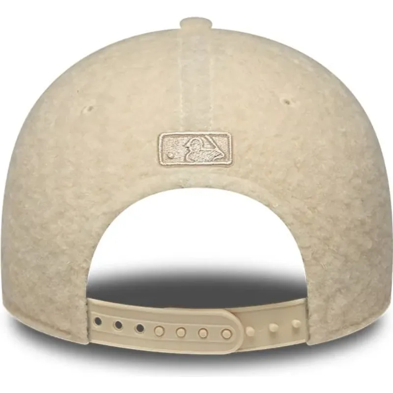 casquette-courbee-beige-snapback-pour-femme-avec-logo-beige-9forty-m-crown-winter-borg-los-angeles-dodgers-mlb-new-era casquette-courbee-beige-snapback-pour-femme-avec-logo-beige-9forty-m-crown-winter-borg-los-angeles-dodgers-mlb-new-era
