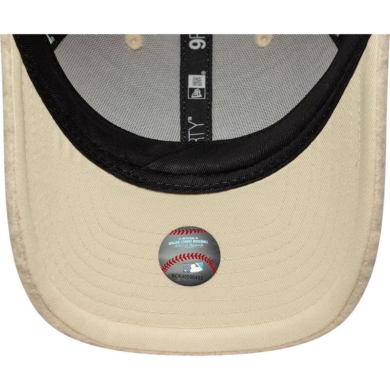 casquette-courbee-beige-snapback-pour-femme-avec-logo-beige-9forty-m-crown-winter-borg-los-angeles-dodgers-mlb-new-era casquette-courbee-beige-snapback-pour-femme-avec-logo-beige-9forty-m-crown-winter-borg-los-angeles-dodgers-mlb-new-era