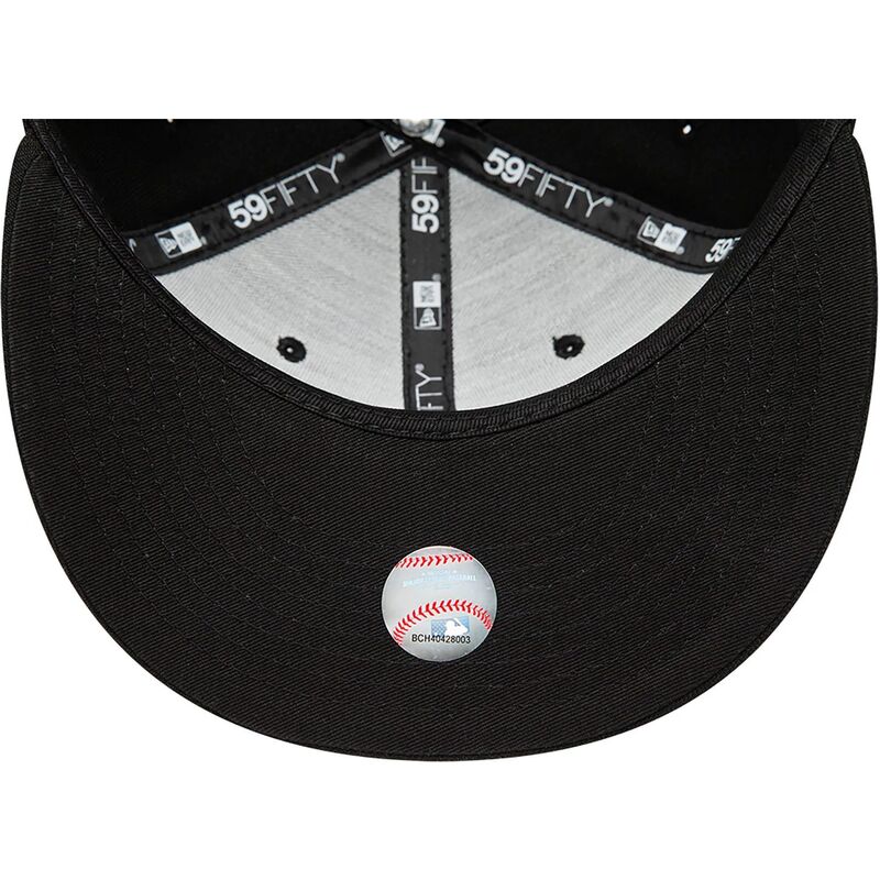 casquette-plate-noire-ajustee-avec-logo-noir-59fifty-chicago-white-sox-mlb-new-era casquette-plate-noire-ajustee-avec-logo-noir-59fifty-chicago-white-sox-mlb-new-era