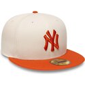 casquette-plate-beige-et-orange-ajustee-avec-logo-orange-59fifty-league-essential-new-york-yankees-mlb-new-era