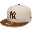 casquette-plate-marron-et-beige-ajustee-avec-logo-marron-59fifty-league-essential-new-york-yankees-mlb-new-era