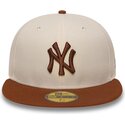 casquette-plate-marron-et-beige-ajustee-avec-logo-marron-59fifty-league-essential-new-york-yankees-mlb-new-era