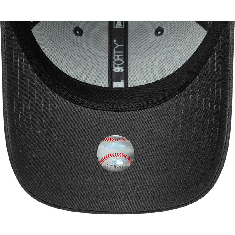 casquette-courbee-grise-ajustable-9forty-metallic-outline-new-york-yankees-mlb-new-era casquette-courbee-grise-ajustable-9forty-metallic-outline-new-york-yankees-mlb-new-era