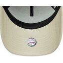 casquette-courbee-beige-snapback-avec-logo-dore-e-frame-metallic-outline-new-york-yankees-mlb-new-era