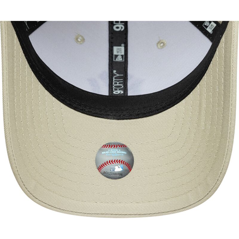 casquette-courbee-beige-snapback-avec-logo-marron-9forty-m-crown-new-york-yankees-mlb-new-era casquette-courbee-beige-snapback-avec-logo-marron-9forty-m-crown-new-york-yankees-mlb-new-era
